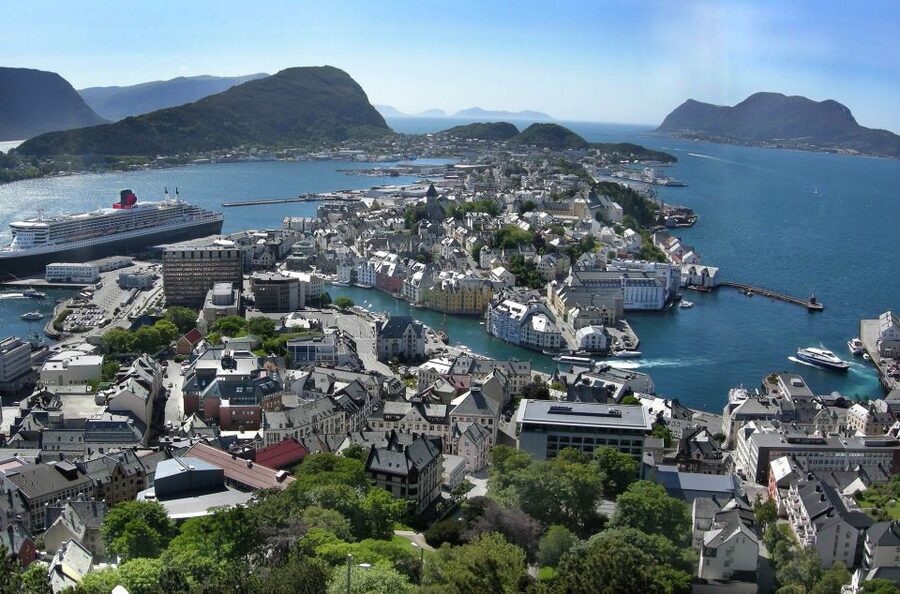 Alesund: City Sightseeing Hop-On Hop-Off Bus Tour - Should you book the Alesund City Sightseeing hop-on hop-off bus?