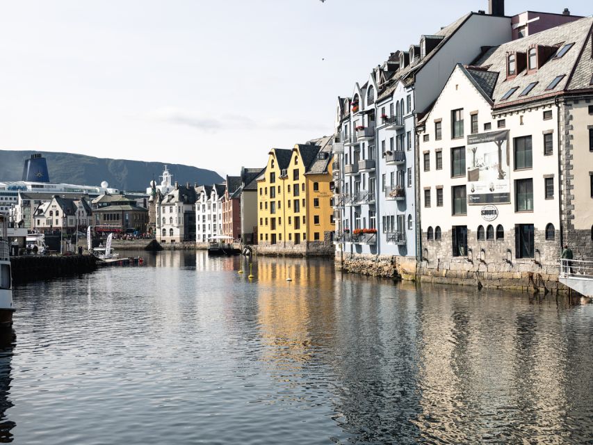 Ålesund: Guided Food Walking Tour - How the 3-hour walk keeps a relaxed pace without feeling rushed