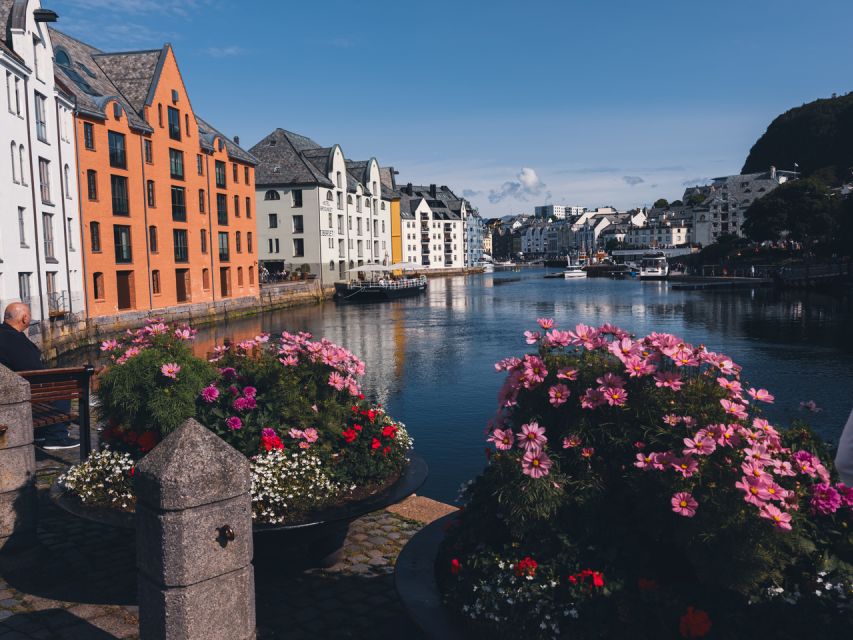 Ålesund: Guided Food Walking Tour - The guides bring it to life, especially with Norwegian food stories