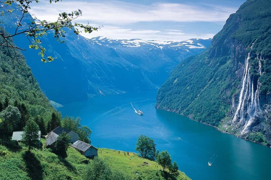 Ålesund to Geiranger Fjord Boat Tour with Return Bus Tour - Hjørundfjorden cruise: the slow start that sets the tone