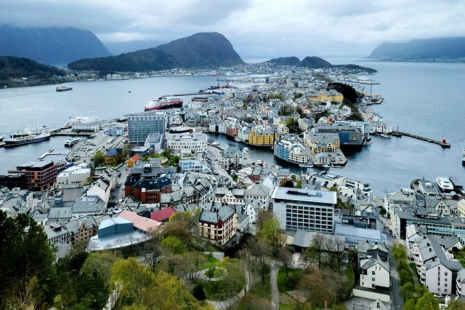 Ålesund Two Hour Walking City Tour - Key Points at a Glance