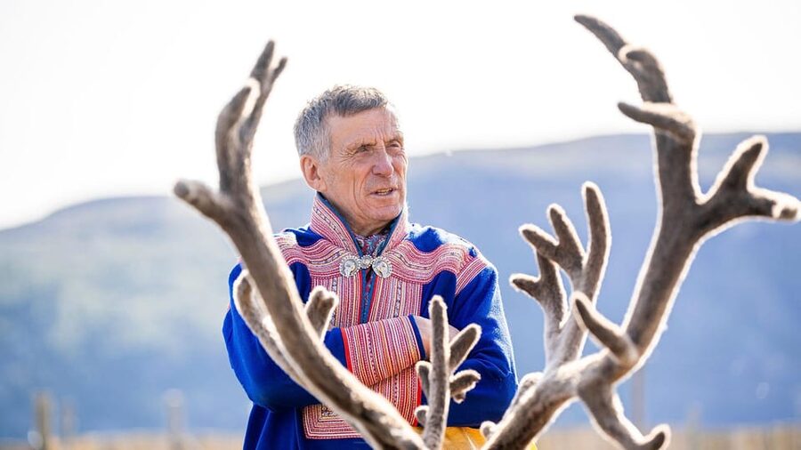 Alta: Reindeer - A carrier of Sámi Culture - Hand-Feeding Reindeer: How to Get the Best Moment (and the Best Photos)
