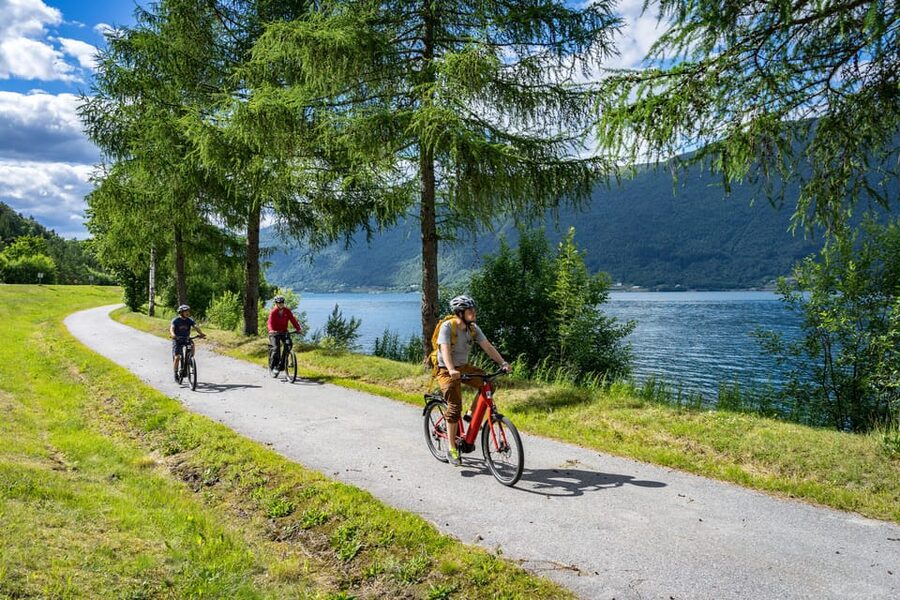 Andalsnes: Bike & Hike Adventure to Litlefjellet Summit - Starting at Uteguiden: safety first, then you are rolling