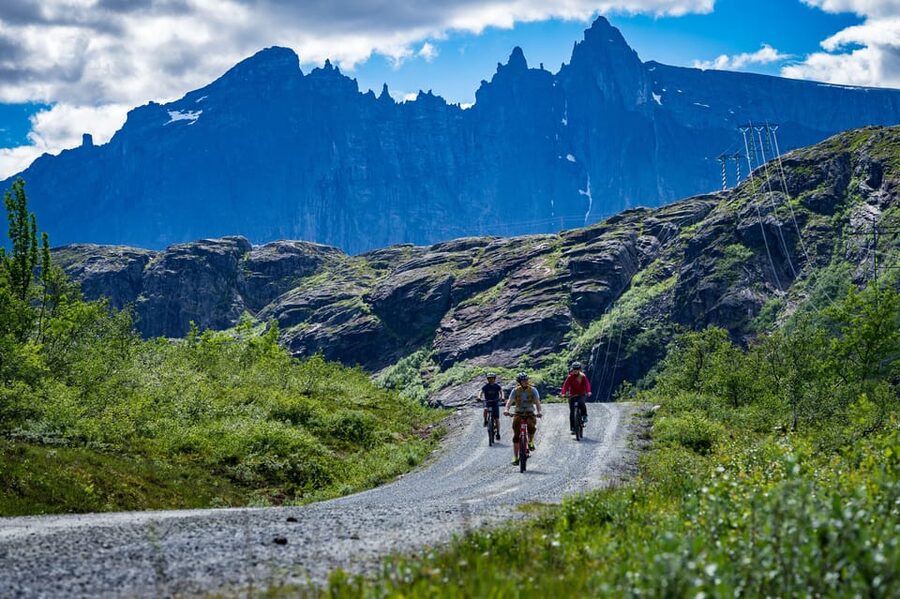 Andalsnes: Bike & Hike Adventure to Litlefjellet Summit - Vejedalen valley and the Vengedalen parking segment