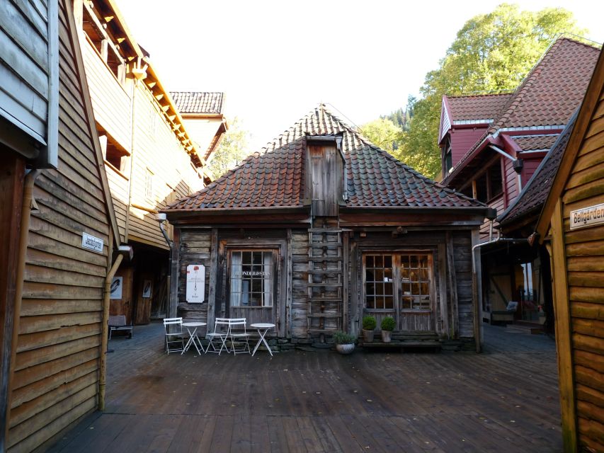 Bergen: City Tour on Foot - Fish Market to Sailor’s Monument: where Bergen’s working life shows up