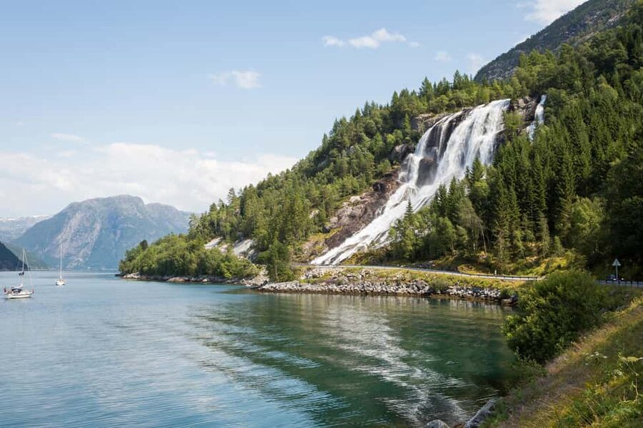 Bergen: Easy Hike to Bondhus Glacier Lake & Rosendal Visit - Who this tour suits best, and who should look elsewhere