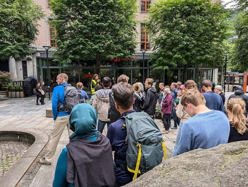 Bergen: Guided Walking Tour with Local Guide - Where to meet and how to spot the guide fast