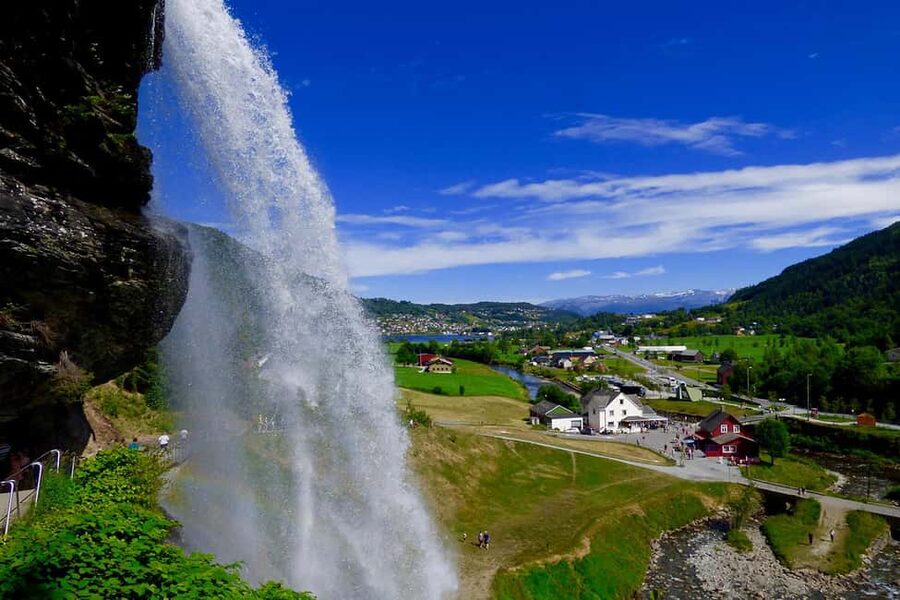 Bergen: Hardangerfjord & Waterfalls Bus Tour with Apple Pie - Norheimsund Maritime Centre: crafts, stories, and apple pie warmth