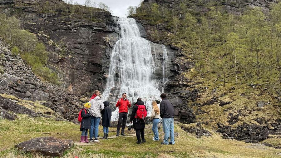 Bergen: Hardangerfjord & Waterfalls Bus Tour with Apple Pie - Food, comfort, and what to pack since lunch is not included