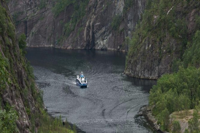 Bergen: Mostraumen Fjord Cruise - Weather reality in Bergen: what to wear for rain, wind, and cold deck time