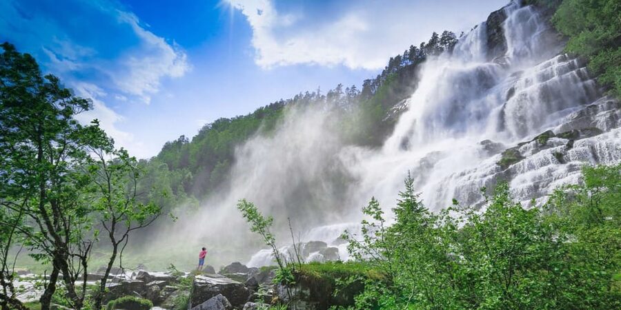 Bergen: Nærøyfjorden, Flåm, and Stegastein Guided Bus Tour - Getting Started Right: Strandkaien 1 and Your Morning Timing