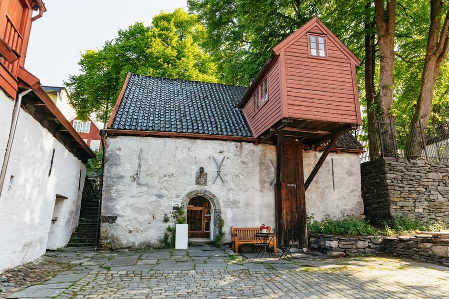 Bergen: Past & Present Small Group Guided Walking Tour - The second half: how Bergen feels today, rain included