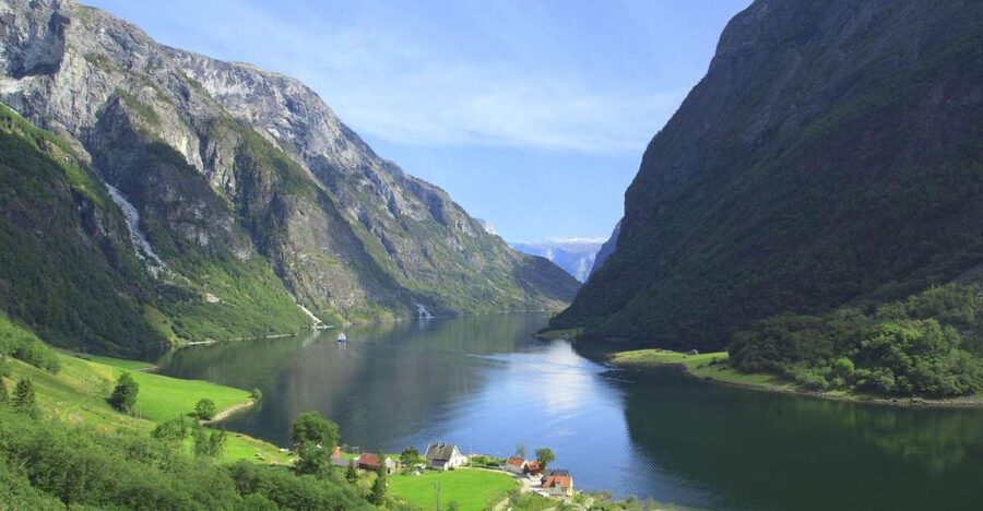 Bergen: Private Day Tour, Nærøyfjord Cruise and Flåm Railway - Tvindefossen, Gudvangen, and Njardarheimr Viking Village: The Day’s Story Start