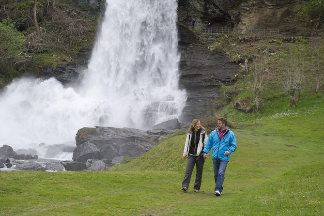 Bergen: Private Full-Day Roundtrip to Hardangerfjord with cruise - Hardangervidda Nature Centre: Museum Break With Actual Context