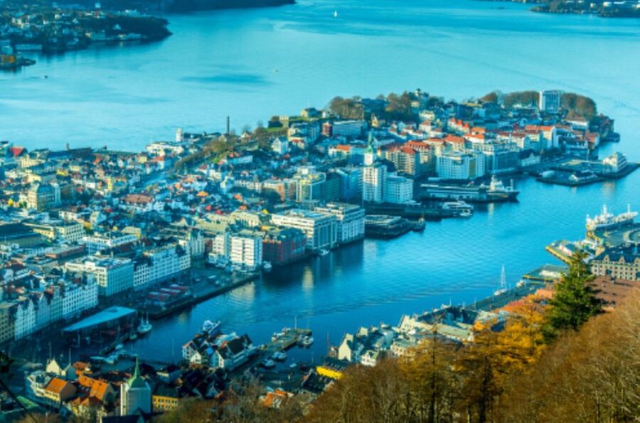 Bergen: Private Guided City Sightseeing Tour - Photo stops that actually help you remember Bergen