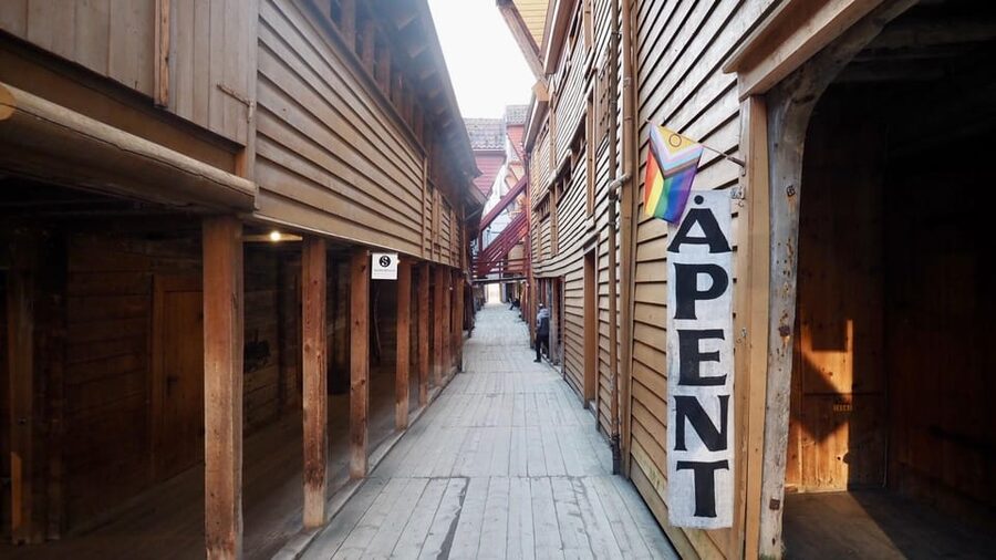 Bergen: Private tour in your own language - Bergenhus Fortress: Royal Power, Walls, and an Organized Story