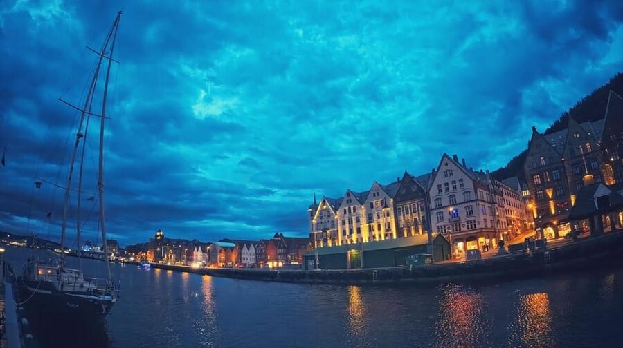 Bergen's Twilight Magic: An Evening Adventure - Waterfront promenade moments and the soundtrack of the harbor