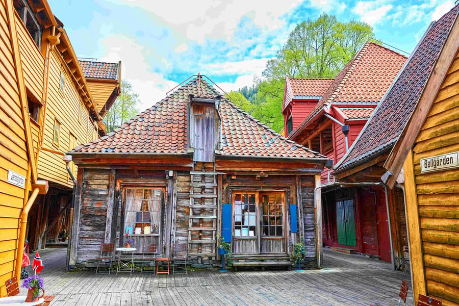 Bergen: Sightseeing Walking Tour with Ferry Ride - Why this Bergen walk turns into a two-sided story