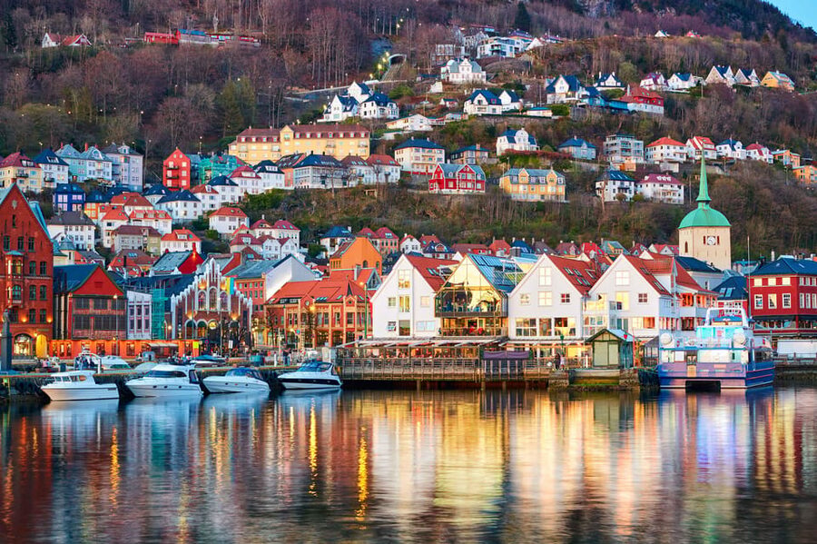 Bergen: Sightseeing Walking Tour with Ferry Ride - Bryggen and Bryggen alleys: the Hanseatic enclave explained in plain terms