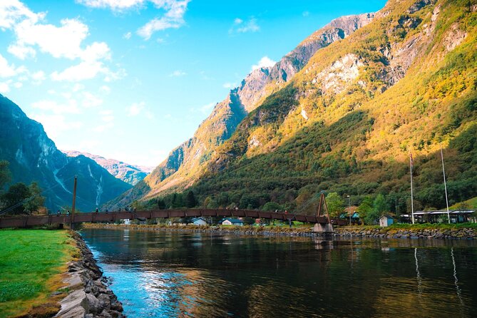 Bergen: UNESCO Fjord Cruise, Flåm & Stegastein - Incl. Lunch - Flåm: where time for a waterfront stroll matters