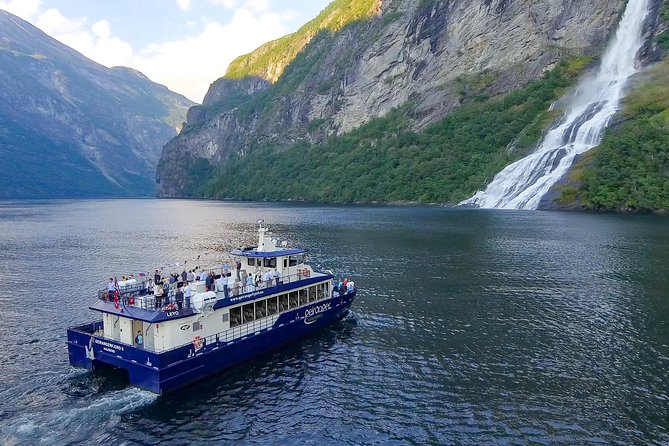 Fjordcruise Ålesund Geirangerfjord T/R - Onboard comfort and the audio guide experience you should expect