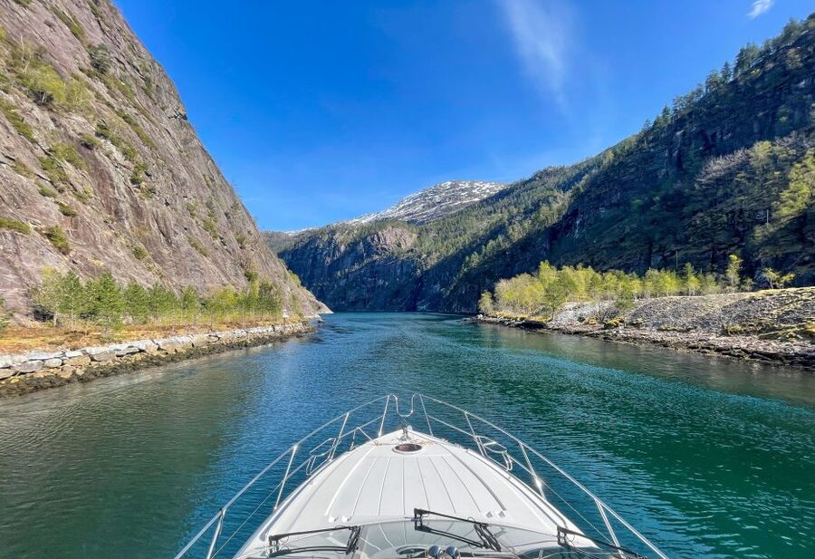 From Bergen: Modalen Private Fjord Cruise with Waterfalls - Mo Village Free Time: Lunch Options in a 100-Resident Place