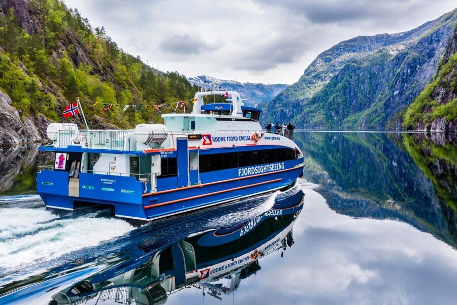 From Bergen: The Original Fjord Cruise to Mostraumen - Food and drinks: simple onboard treats, and yes you can warm up fast