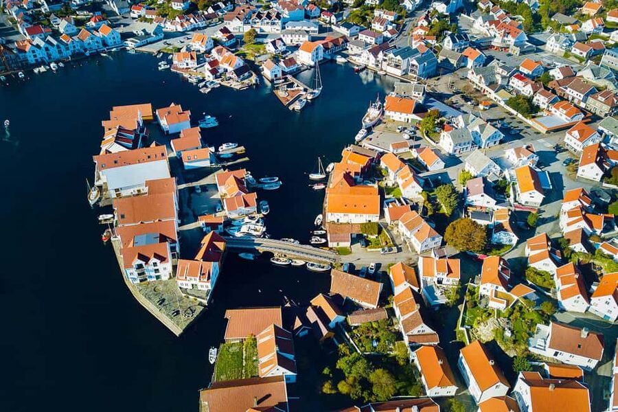 From Haugesund: Karmøy and Norwegian Culture Shore Excursion - Meeting point sanity check: green flags and jackets