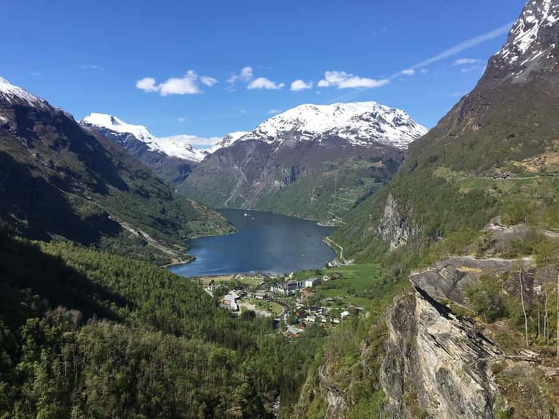 From Hellesylt: Geiranger Highlights Tour with Photo Stops - Riding the high-standard 16-passenger minibus: what that means for your day