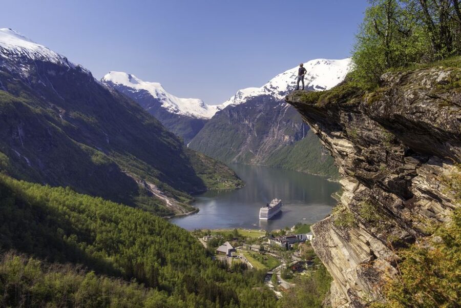 Geiranger: Bus Tour with Multilingual Audio Guide - Flydalsjuvet: The Gorge View at 330 Meters Above the Fjord