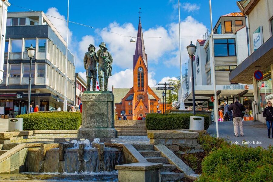 Guided E-Bike Tour in Haugesund: city, vikings, Rising Tides - Where the tour starts: Viking Adventure and the red hut on the pier