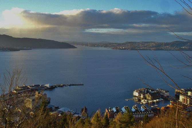 GUIDED TOUR: Hiking to Stoltzekleiven - The warm-up walk: cozy Bergen streets plus two key city stops