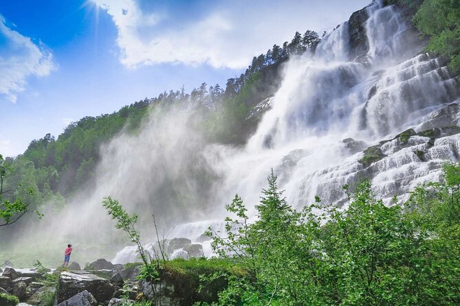 Guided Tour To Nærøyfjorden, Flåm And Stegastein - Viewpoint Cruise - Tvindefossen: The Waterfall Stop You Will Remember