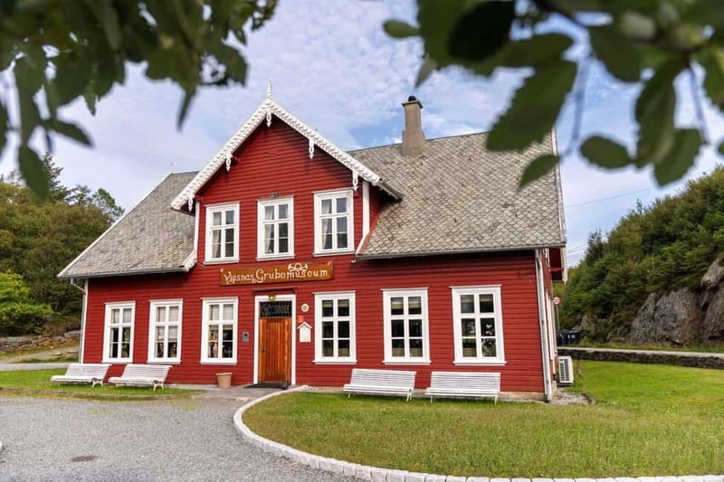 Haugesund: City Sightseeing Hop-On Hop-Off Bus Tour - City Center to coffee and a Norwegian pastry break