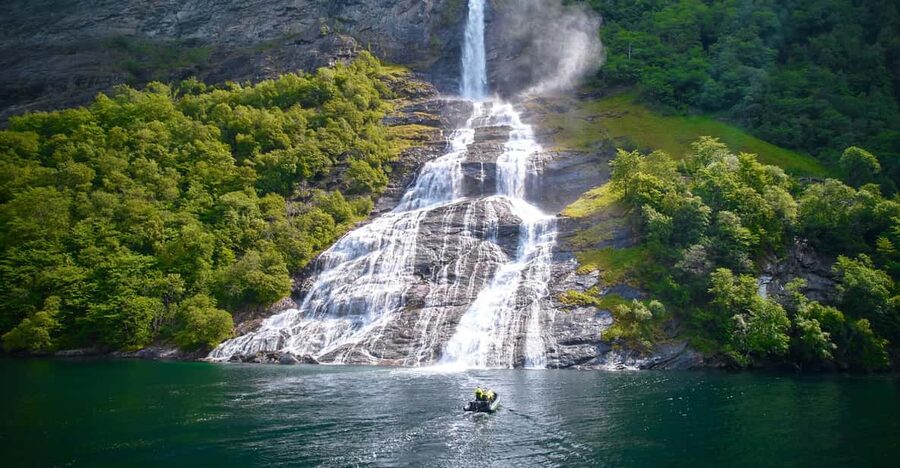 Hellesylt: Guided Geirangerfjord Boat Tour - The 75-minute ride plan: where you get close to De Syv Søstre, Friaren, and Brudesløret