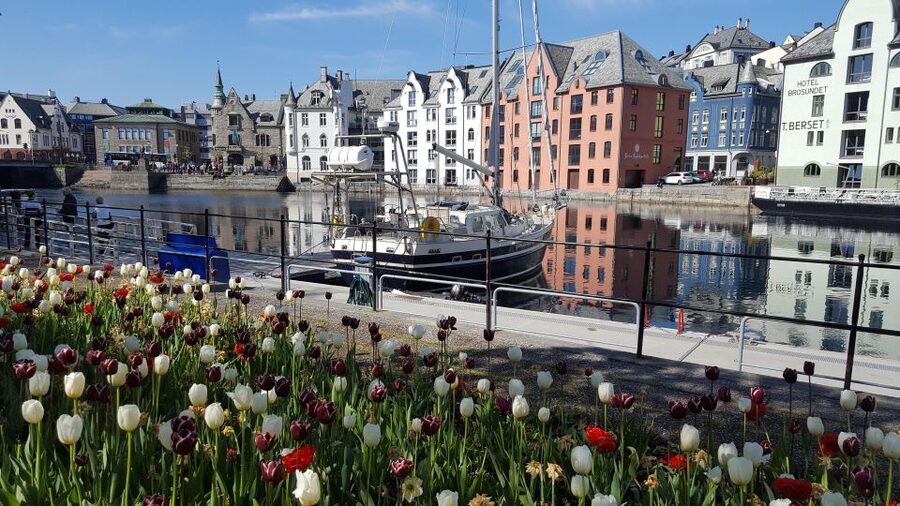 Norwegian Coastal Cities: Smartphone Audio Guide App - Kirkenes and Hammerfest: use the audio as your route brain