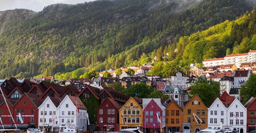 Norwegian Coastal Cities: Smartphone Audio Guide App - Svolvær (Lofoten): short walks with big scenery context