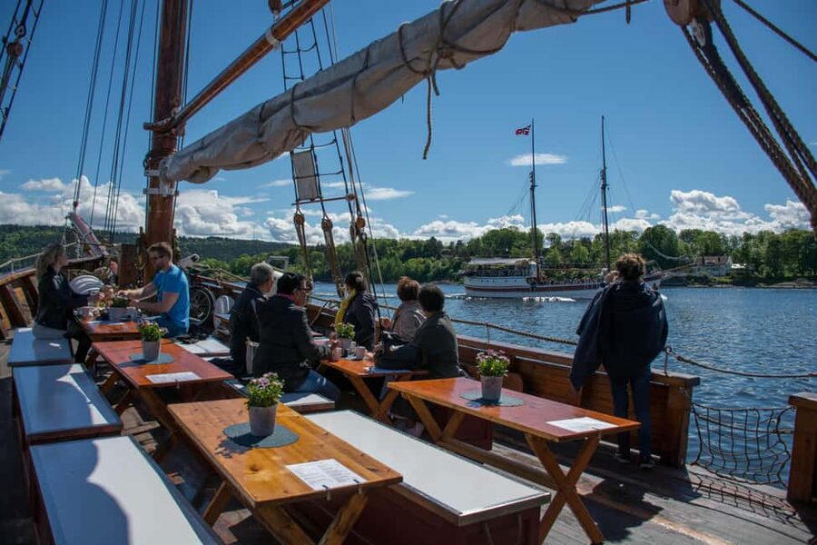 Oslo: Fjord Mini Cruise by Wooden Sailing Ship - Akershus Fortress and the harbor story Oslo tells itself