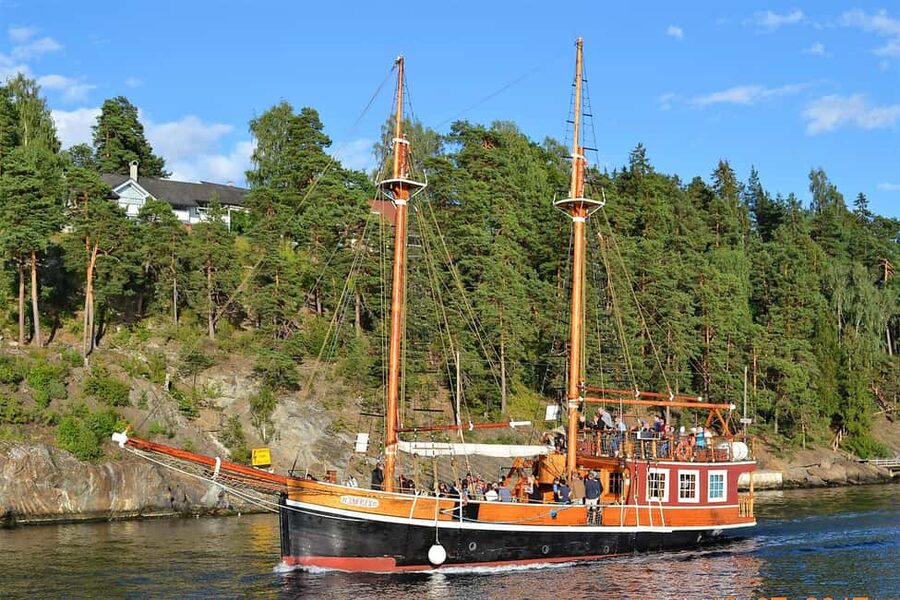 Oslo: Fjord Mini Cruise by Wooden Sailing Ship - On board: wooden ship charm, blankets, and a real bar