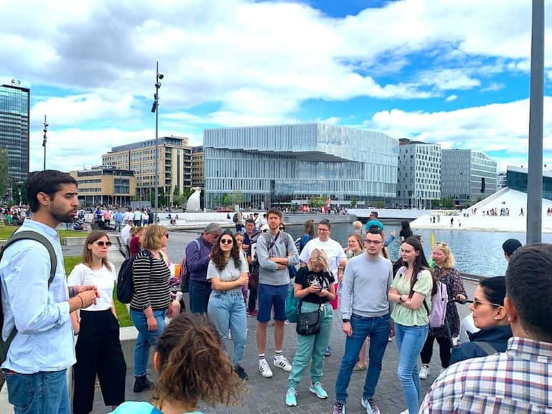 Oslo: Guided Walking Tour of Central Oslo with Local Guide - Meeting at Jernbanetorget, the Tiger, and a Smooth First Minute