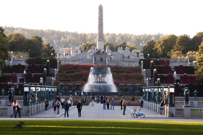 Oslo Highlights Bike Tour - The Royal Palace stop: imperial presence with a short window