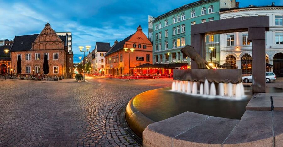 Oslo: Historic Myths & Legends Evening Walking Tour - Where You Start: Oslo City Hall and the Swans Fountain Meeting Spot
