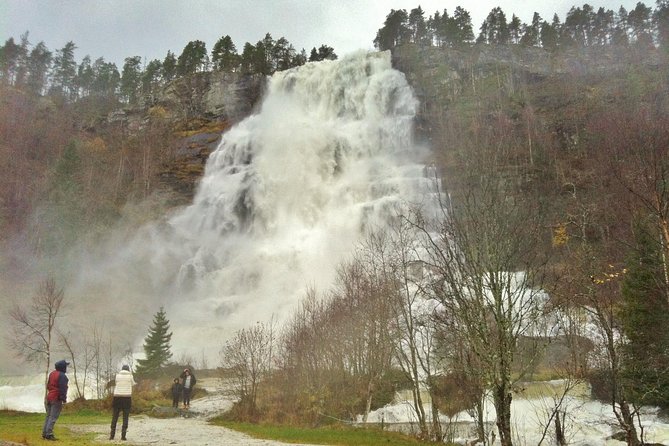 PRIVATE GUIDED TOUR: Highlights of Norway – Trip to the Sognefjord – WINTER - Stalheim Hotel viewpoint: the historic postcard, with winter limits