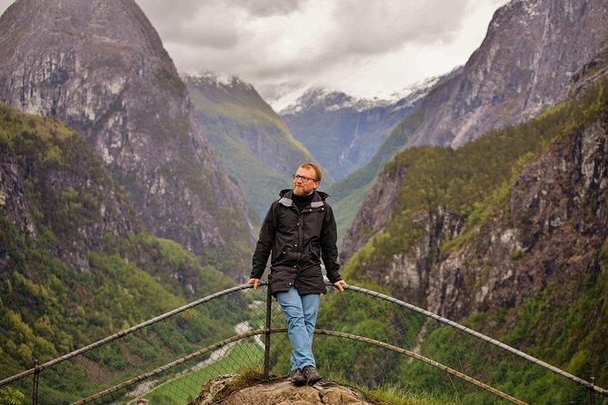PRIVATE GUIDED TOUR: Norway's Highlights – Viking Special, 11-12 hours – WINTER - Gudvangen under Kjelfossen: lunch time and the Viking Village option that fits your group