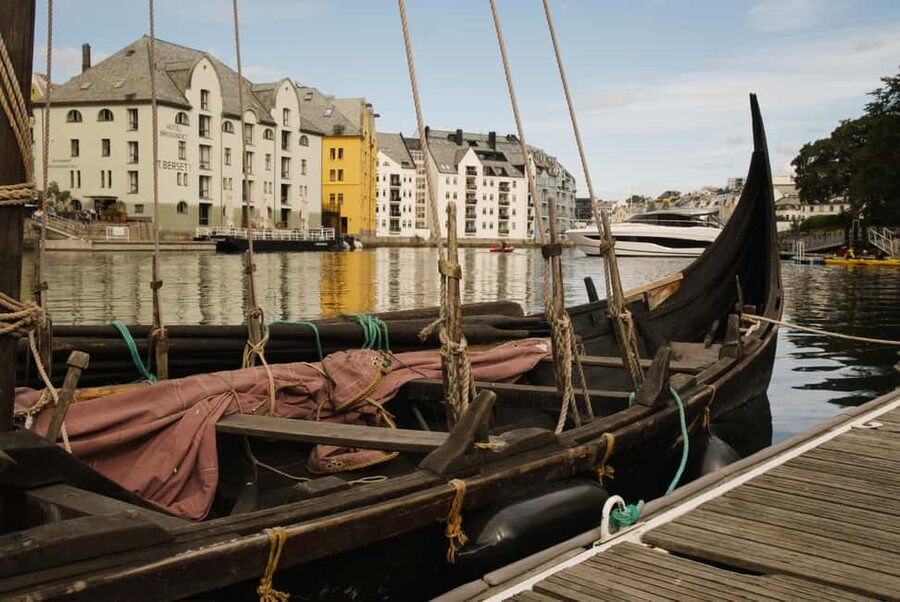 Small Group Tour in Ålesund: Art Nouveau, Sea Views & Insider Tips - Apotekertorget and the harbor mindset