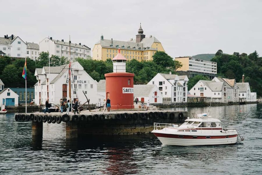 Small Group Tour in Ålesund: Art Nouveau, Sea Views & Insider Tips - Museums-parken photo stops with a viewpoint mindset