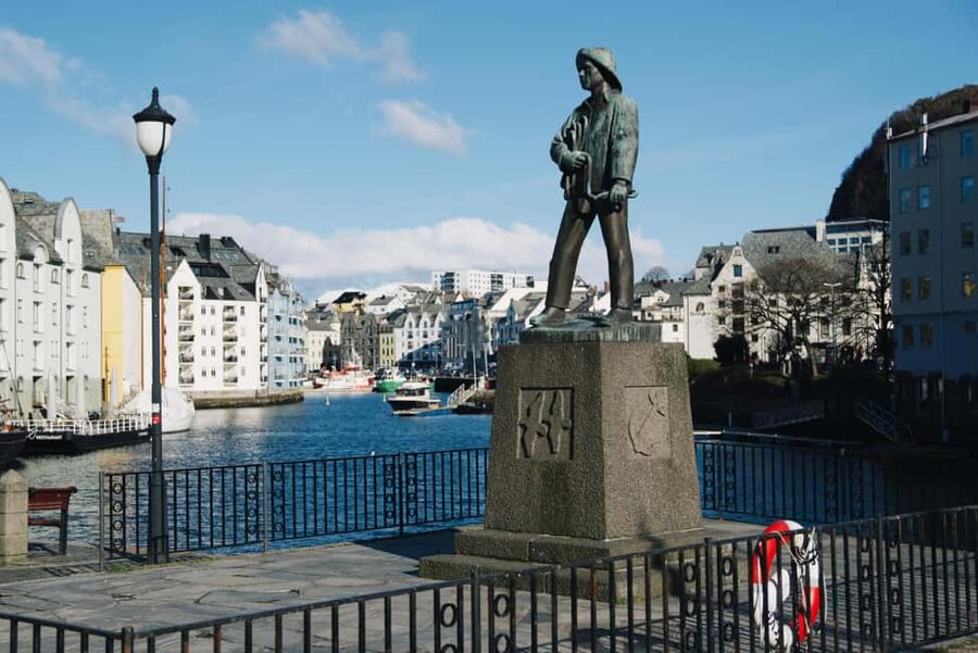 Small Group Tour in Ålesund: Art Nouveau, Sea Views & Insider Tips - Price and value: why $61 feels fair for a 2-hour city story