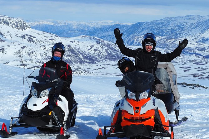 Snowmobile safari in the mountain plateau of Finnmarksvidda - From clothing to boots, here’s how to pack so you stay warm
