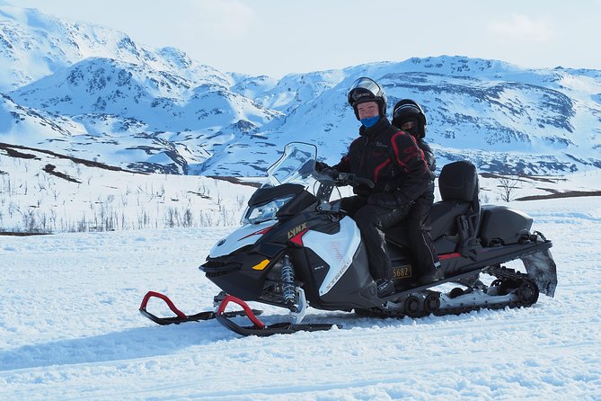 Snowmobile safari in the mountain plateau of Finnmarksvidda - The snowmobile lesson: getting comfortable fast (and safely)