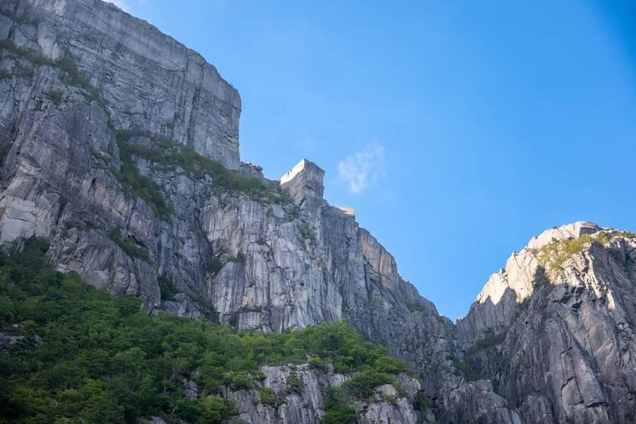 Stavanger: Electric Fjord Cruise to Lysefjord & Preikestolen - Preikestolen: Getting the 604-Meter Pulpit Rock Moment